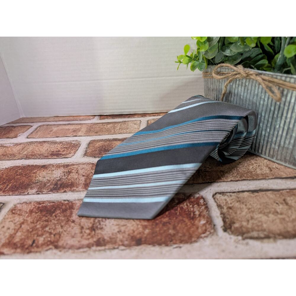 Geoffrey Beene Mens NeckTie Silver Gray Blue Diagonal Striped Silk Classic Tie